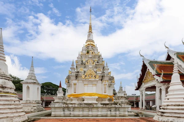 タイ南部のスラッタニーで観光客のための目的地であるワットプラボロンマートChaiyaの仏像遺物塔ストゥーパ — ストック写真