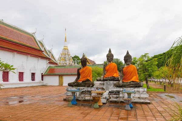タイ南部のスラッタニーで観光客のための目的地であるワット ボロマート チャヤの古い3体の仏像 — ストック写真