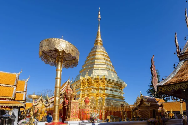 タイ北部チェンマイのテラバダ仏教寺院を訪問する観光客の目的地であるドイ サテプワット — ストック写真