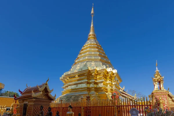 タイ北部チェンマイのテラバダ仏教寺院を訪問する観光客の目的地であるドイ サテプワット — ストック写真