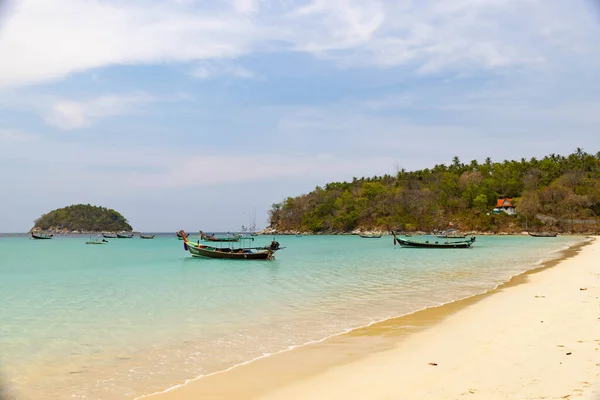 泰国普吉 2021年3月17日 泰国南部卡塔海滩的木制传统船只 水晶般清澈 旅游胜地和旅游胜地 — 图库照片