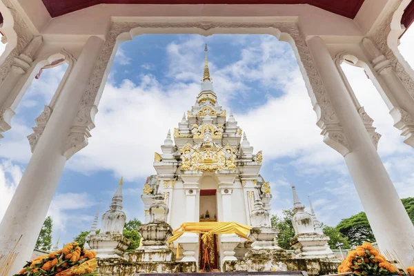 位于泰国南部苏拉特阿勒萨尼旅游胜地Wat Phra Borommathat Chaiya的佛像遗物塔 图库图片
