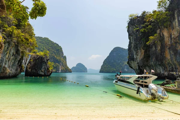 2021年3月 泰国克拉比 科老拉定岛风景湾 配有泰国传统渔船 是泰国南部克拉比的旅游胜地 图库图片