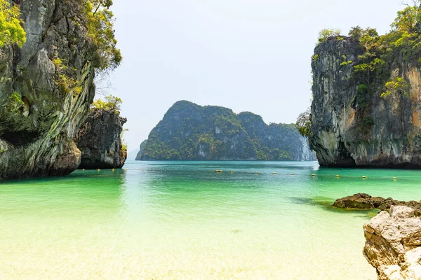 タイの南部 クラビの観光地島 ラオス島の風景湾 ストックフォト