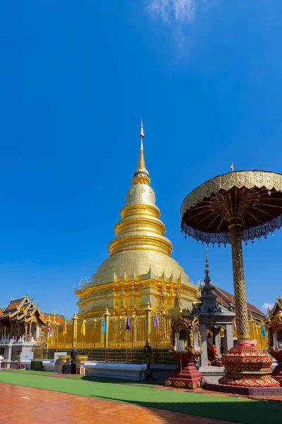 位于泰国北部一个旅游胜地 拉姆贡省的华夫拉 Hariphunchai寺庙 免版税图库照片