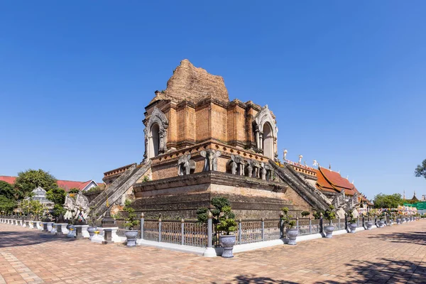 环绕着彩旗的Wat Chedi Luang Varavihara是泰国北部清迈的旅游胜地 免版税图库照片