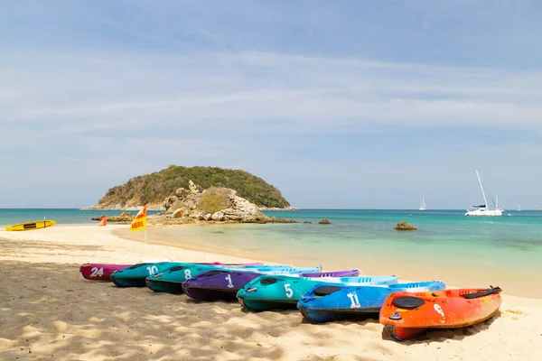 一排排的皮划艇准备租到泰国的亚努尼海滩普吉 这里是旅游胜地 泰国的热带海滩上有蓝色的大海 免版税图库图片