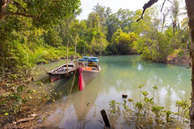 Tayland 'da sakin ve sessiz küçük bir kanalda yüzen boş geleneksel tekne.