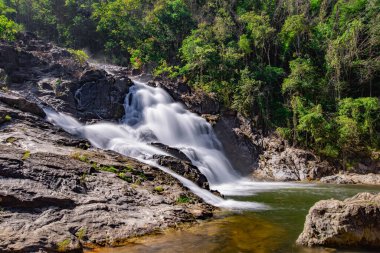 Khlong Nam Lai şelalesinin Kamphaeng Phet, Tayland 'daki Klong Lan Ulusal Parkı' ndaki uzun pozu.