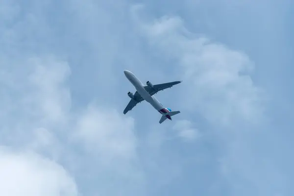 Yolcu Uçağı Mavi Gökyüzü Arka Planından Havalanır — Stok fotoğraf