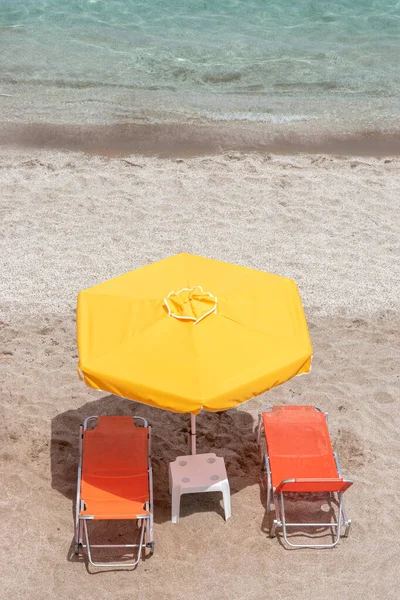 Dvě Židle Pod Deštníkem Tropické Pláži Koncept Letních Prázdnin — Stock fotografie