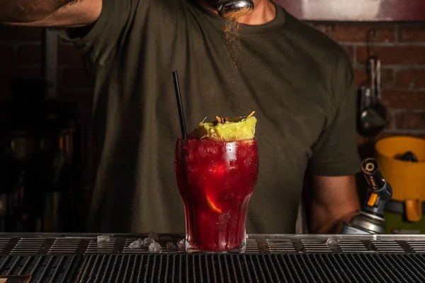 バーでバーマンはガラスの中でアルコールカクテルを準備 サマーパーティーの背景 — ストック写真