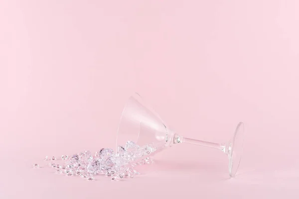 洒了满是钻石的马提尼酒杯 粉红的底色 创造性的最小党的概念 — 图库照片