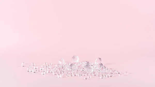 粉色背景上的亮钻石 创意最小的概念 — 图库照片