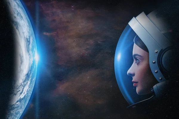 Atractiva Astronauta Mujer Contra Planeta Tierra Espacio Exterior Elementos Esta —  Fotos de Stock
