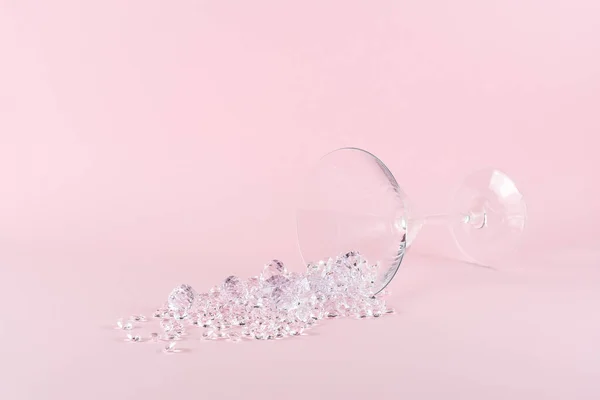 创意布局的马提尼鸡尾酒杯与钻石在粉红的粉底霜 最低限度当事人概念 — 图库照片