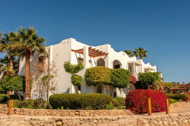 Beyaz binaları ve Mısır 'da dinlenme yeri olan bir otel..