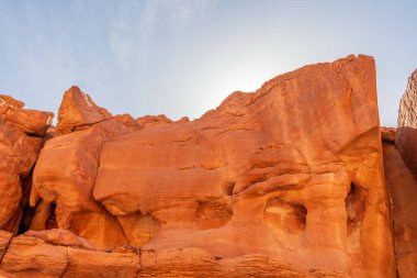 Kırmızı taşlı renkli bir kanyon. Mısır, çöl, Sina Yarımadası, Nuweiba, Dahab.