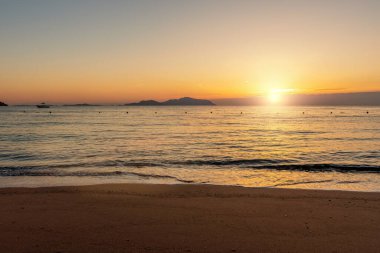 Günbatımında tropik plajlarla yaz arkaplanı. Tatil ve seyahat kavramı. 