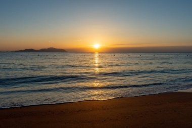 Güzel gün batımı veya gündoğumu sahilde. 