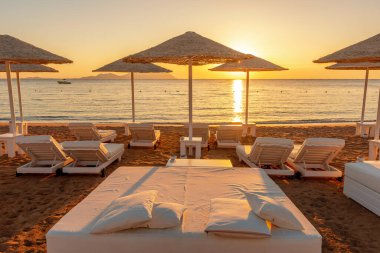 Güzel gün batımı veya gündoğumu sahilde. 