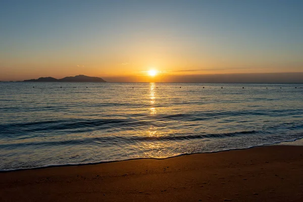 Güzel Gün Batımı Veya Gündoğumu Sahilde — Stok fotoğraf