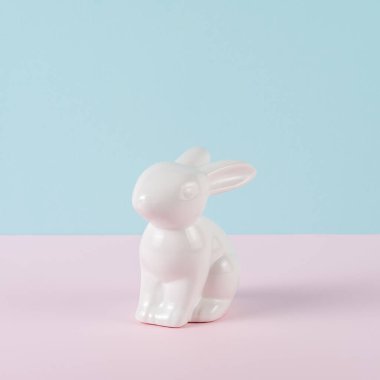 Paskalya tavşanı veya tavşanlı minimum pastel pembe ve mavi Paskalya bayramı konsepti.