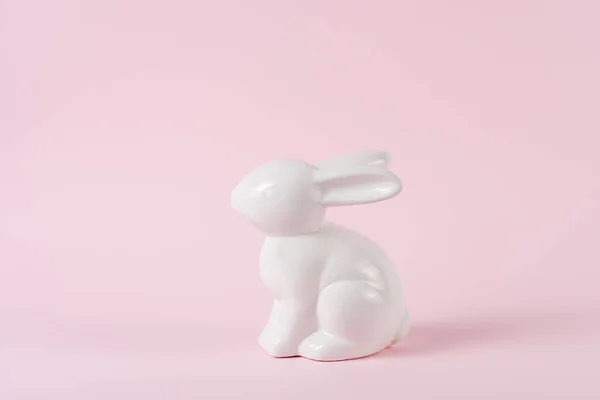 白色的白色复活节兔子在粉红的背景上 最少复活节概念 — 图库照片