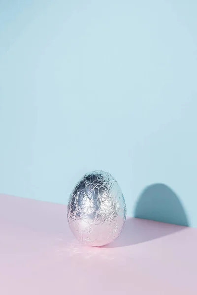 Húsvéti Tojás Ezüst Fóliába Csomagolva Pasztell Rózsaszín Kék Háttérrel Kreatív — Stock Fotó