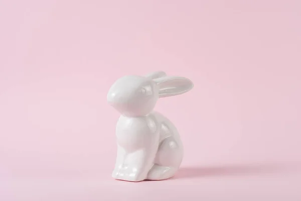 白色复活节兔子在粉红的背景上 最少复活节概念 — 图库照片