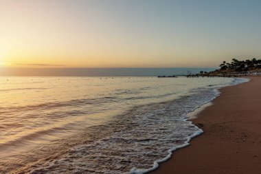 Gün batımında sakin ve güzel deniz manzarası. Tatil ve seyahat kavramı. 
