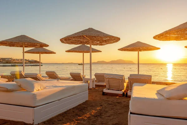 Uitzicht Luxe Tropische Strand Tijdens Zonsondergang Toerisme Reizen — Stockfoto