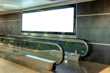 Boş ilan panosu havaalanındaki reklamlar için tabela çerçevesi oluşturur..