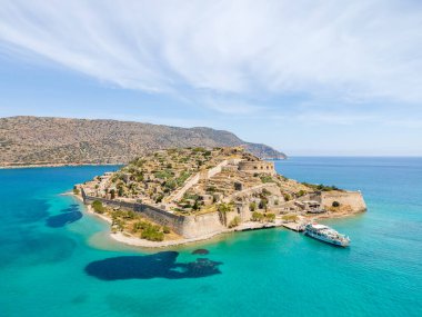 Sakin denizli Spinalonga adasının insansız hava aracı görüntüsü. Eski Venedik kale adası ve eski cüzzamlı kolonisi.