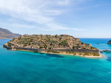 Eski bir Venedik kalesinin ve cüzzamlı kolonisinin insansız hava aracı görüntüsü. Spinalonga, Girit, Yunanistan.