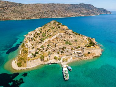 Sakin denizi olan Spinalonga adasının en üst manzarası. Hansen hastalığına yakalanmış cüzzamlı insanlar, Elounda Körfezi, Girit, Yunanistan.