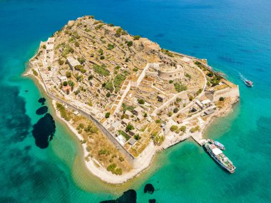 Sakin denizi olan Spinalonga adasının en üst manzarası. Hansen hastalığına yakalanmış cüzzamlı insanlar, Elounda Körfezi, Girit, Yunanistan.