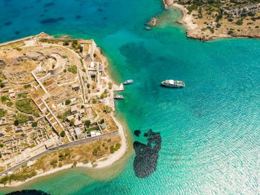 Sakin denizi olan Spinalonga adasının en üst manzarası. Hansen hastalığına yakalanmış cüzzamlı insanlar, Elounda Körfezi, Girit, Yunanistan.
