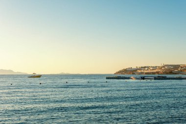 Kızıl Deniz 'in güzel manzarası. Güneşli gün gökyüzü ile doğal arka plan.