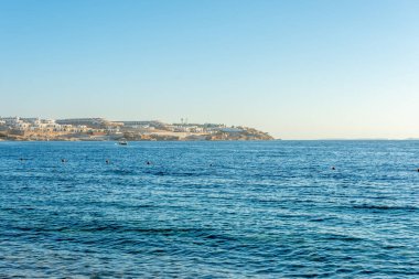 Kızıl Deniz 'in güzel manzarası. Güneşli gün gökyüzü ile doğal arka plan.