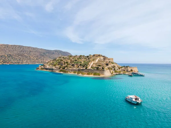 Eski bir Venedik kalesinin ve cüzzamlı kolonisinin insansız hava aracı görüntüsü. Spinalonga, Girit, Yunanistan.