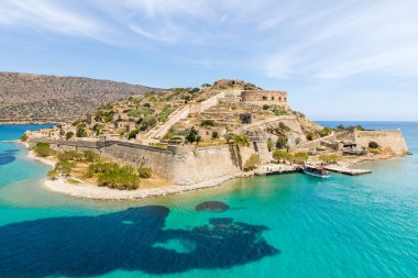 Eski bir Venedik kalesinin ve cüzzamlı kolonisinin insansız hava aracı görüntüsü. Spinalonga, Girit, Yunanistan.