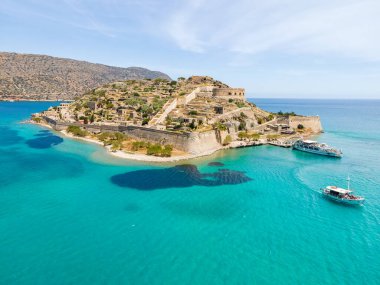 Sakin denizi olan Spinalonga adasının en üst manzarası. Hansen hastalığına yakalanmış cüzzamlı insanlar, Elounda Körfezi, Girit, Yunanistan.