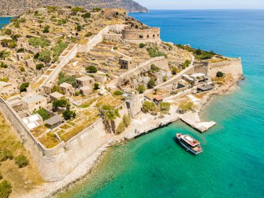 Sakin denizi olan Spinalonga adasının en üst manzarası. Hansen hastalığına yakalanmış cüzzamlı insanlar, Elounda Körfezi, Girit, Yunanistan.