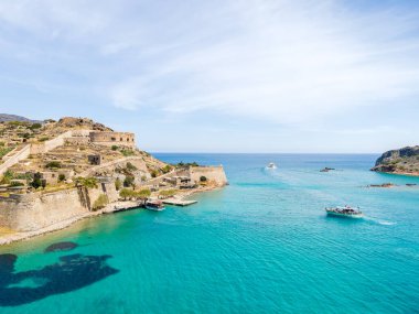 Sakin denizle Spinalonga adasındaki kalenin manzarası. Eski Venedik kalesi ve eski cüzzamlı kolonisi.