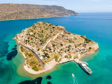 Sakin denizle Spinalonga adasındaki kalenin manzarası. Eski Venedik kalesi ve eski cüzzamlı kolonisi.