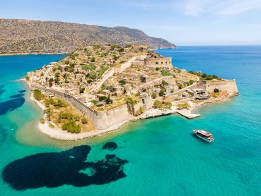 Sakin denizli Spinalonga adasının insansız hava aracı görüntüsü. Eski Venedik kale adası ve eski cüzzamlı kolonisi.