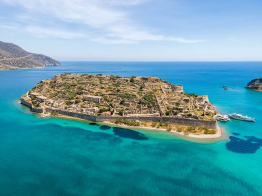 Sakin denizli Spinalonga adasının insansız hava aracı görüntüsü. Eski Venedik kale adası ve eski cüzzamlı kolonisi.