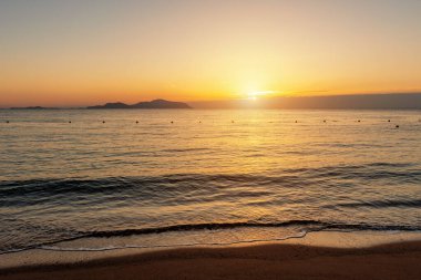 Gün batımında Tiran Adası manzarası. Mısır, Sharm El Sheikh. Turizm ve seyahat.