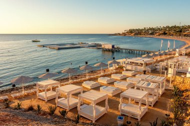 Günbatımında tropik plajlarla yaz arkaplanı. Tatil ve seyahat kavramı. 